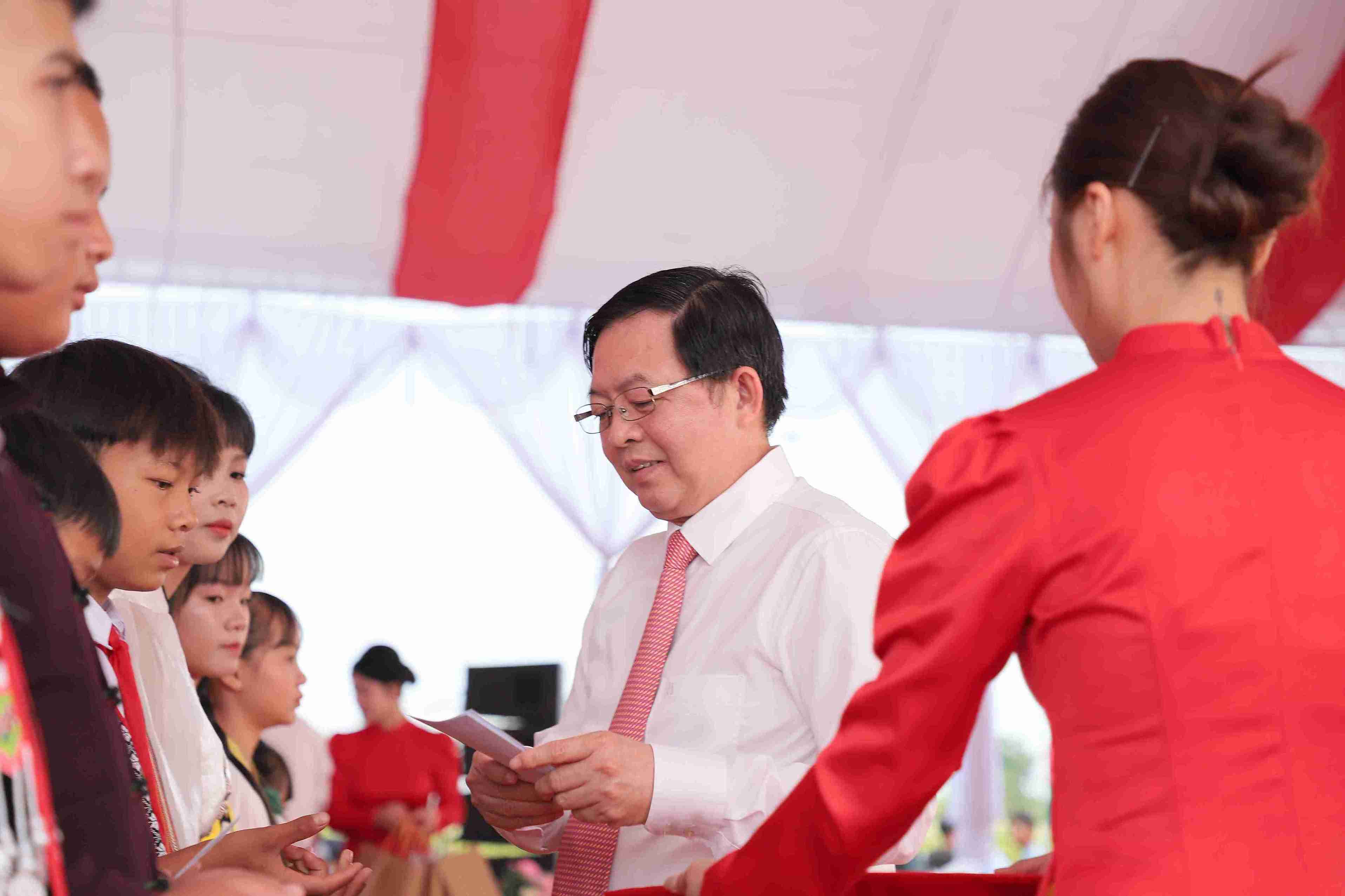 Phó Thủ tướng Chính phủ Hồ Quốc Dũng tham dự lễ khởi công tại xã Ea Bung. Ảnh: Bảo Trung