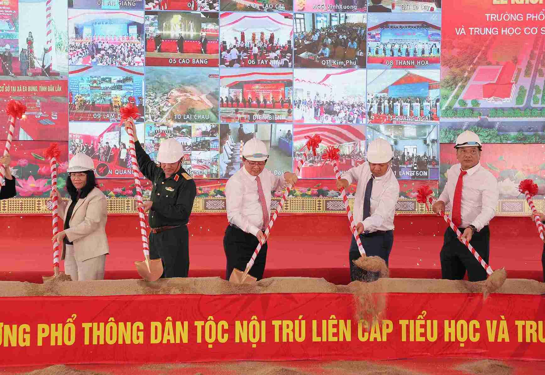 Delegates laid the ground for the construction of the 5th Inter-level Boarding School in Ea Bung border commune, Dak Lak province. Photo: Ton That