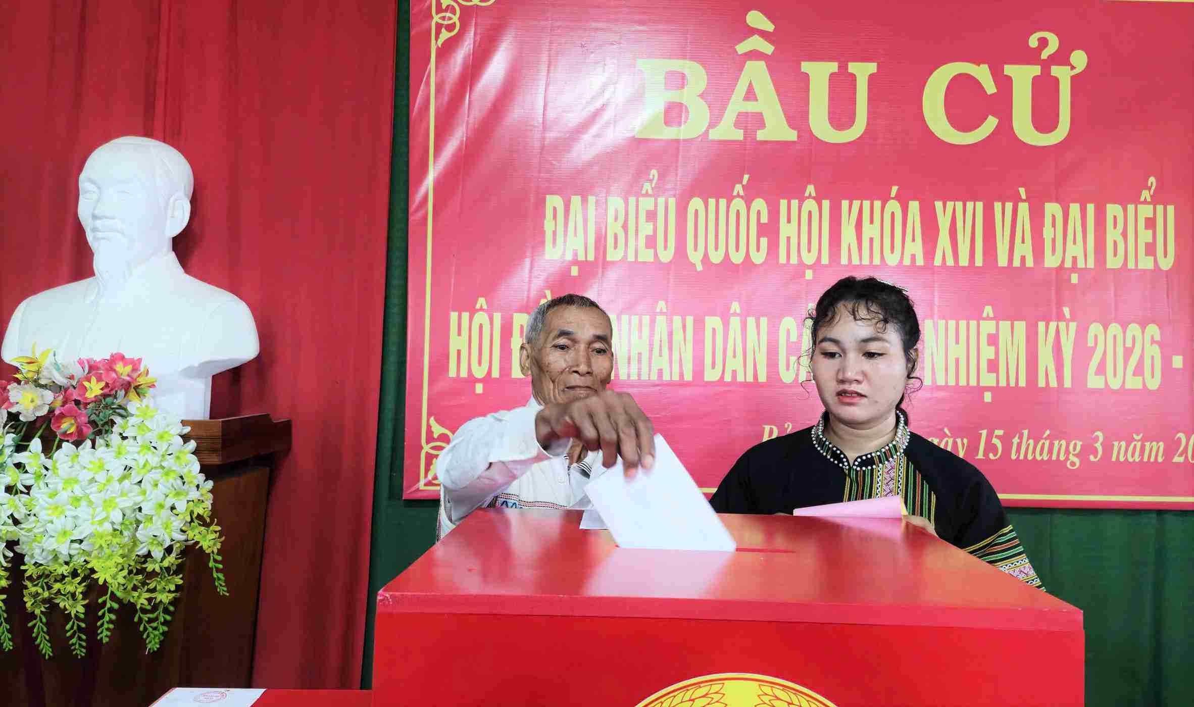 Cử tri Lâm Đồng bỏ phiếu bầu cử. Ảnh: Phúc Khánh 