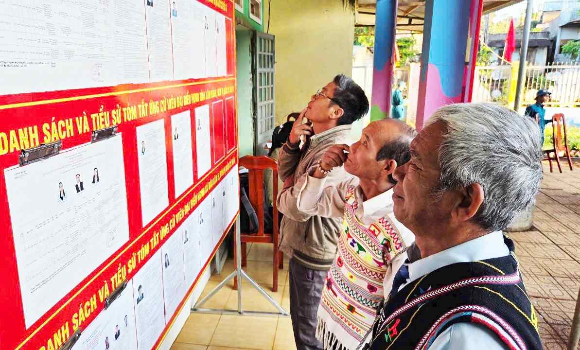 Cử tri vùng đồng bào dân tộc thiểu số tỉnh Lâm Đồng đi bỏ phiếu bầu cử đại biểu Quốc hội và đại biểu HĐND các cấp. Ảnh: Phúc Khánh 