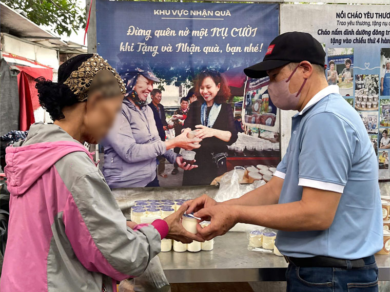 Ngoài suất ăn chính, khách hàng còn được tặng thêm món tráng miệng. Ảnh: Tạ Mai