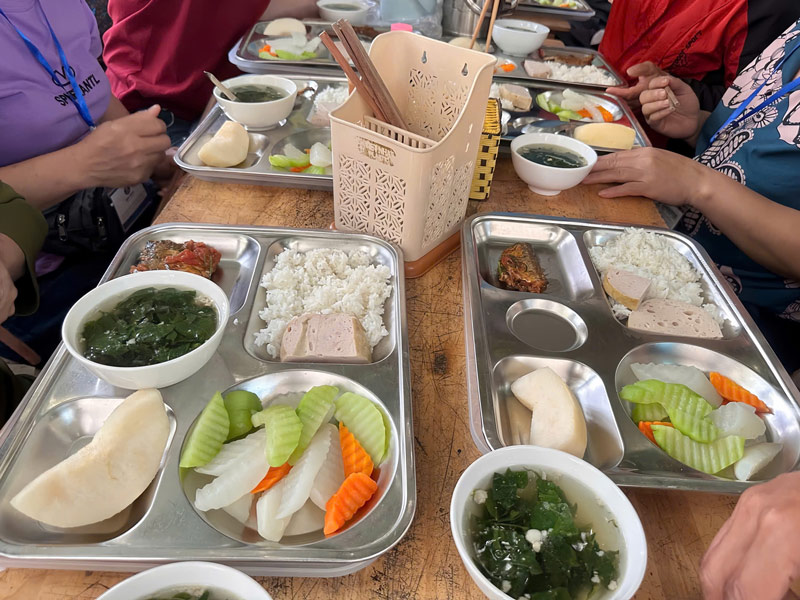 Những suất ăn ngon miệng dành cho các bệnh nhân khó khăn. Ảnh: Tạ Mai