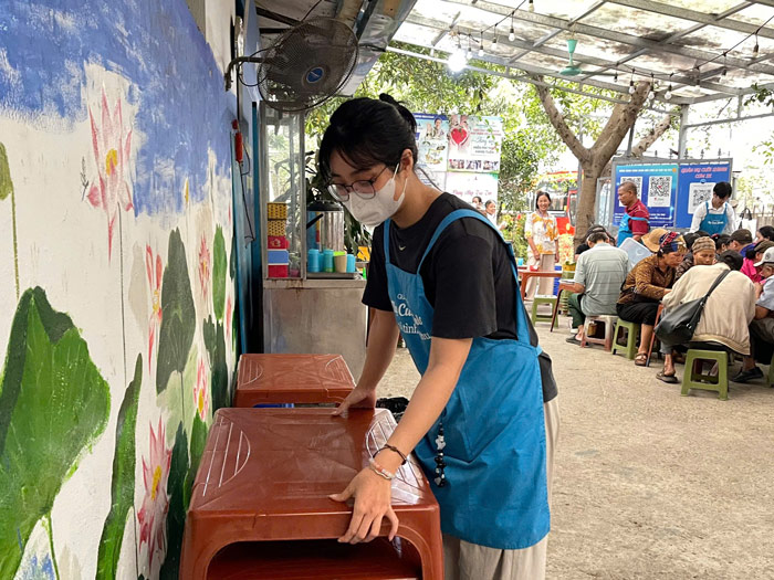 Tình nguyện viên trẻ tham gia hỗ trợ tại quán ăn. Ảnh: Tạ Mai