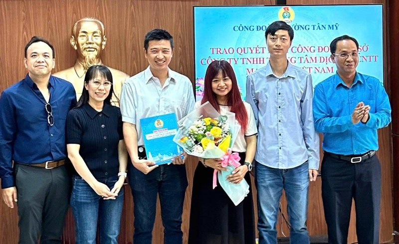 Working Group No. 2 for area management, Ho Chi Minh City Labor Federation awarded decisions to establish grassroots trade unions in Tan My ward. Photo: Duc Long