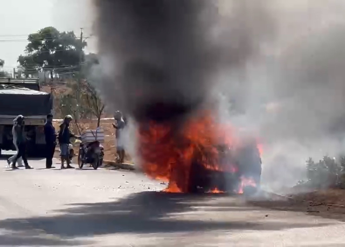 Xe ô tô bốc cháy ngùn ngụt khi đang lưu thông trên đường. Ảnh: Duy Tuấn 