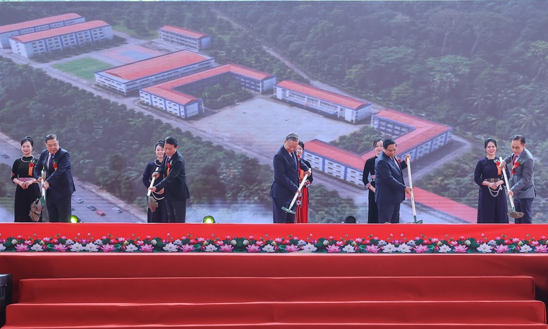 General Secretary To Lam, Prime Minister Pham Minh Chinh and Party and State leaders perform the groundbreaking ceremony for the construction of inter-level boarding schools in the border region phase 2. Photo: VGP/Nhat Bac