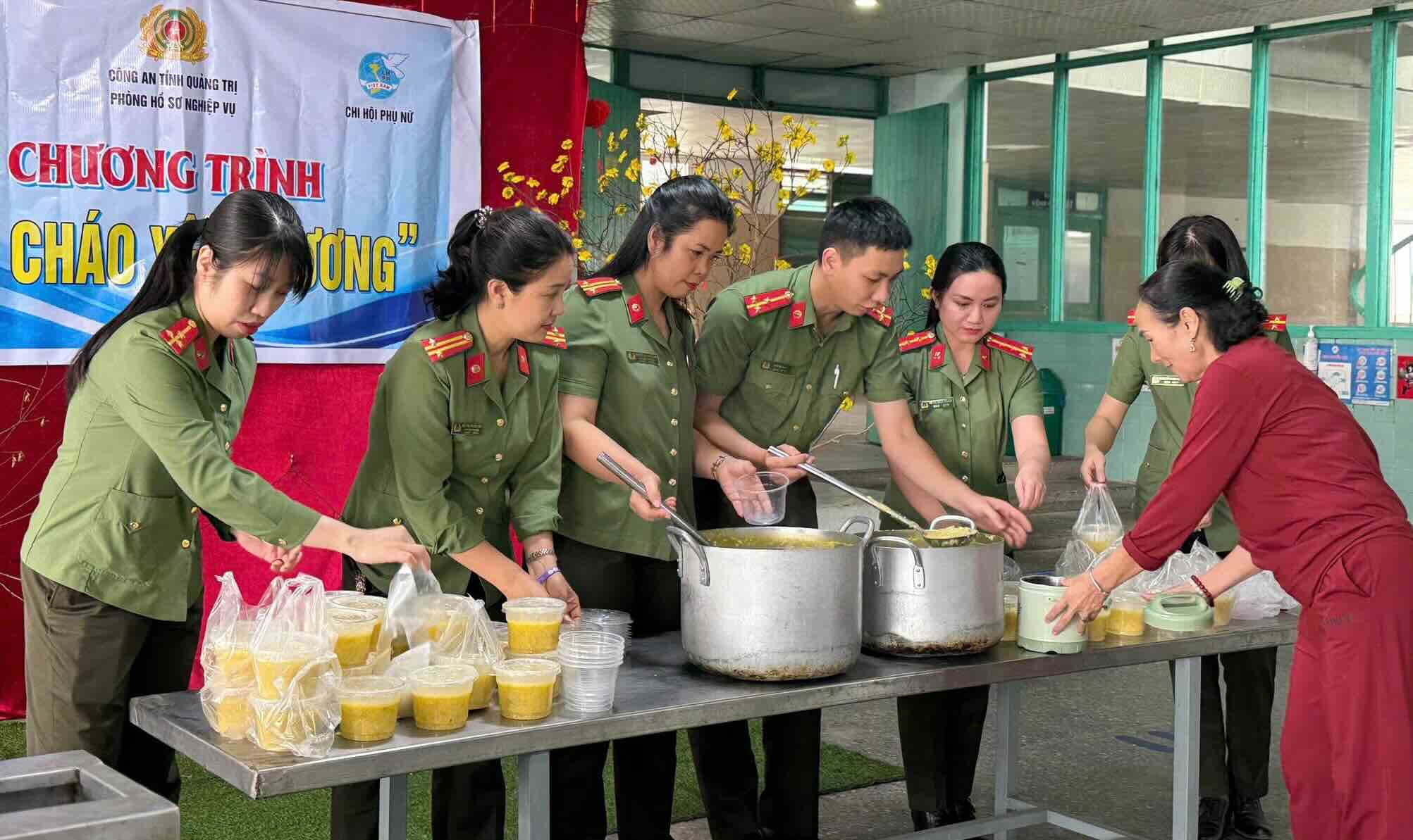 Các suất cháo gửi đến bệnh nhân. Ảnh: Công an Quảng Trị