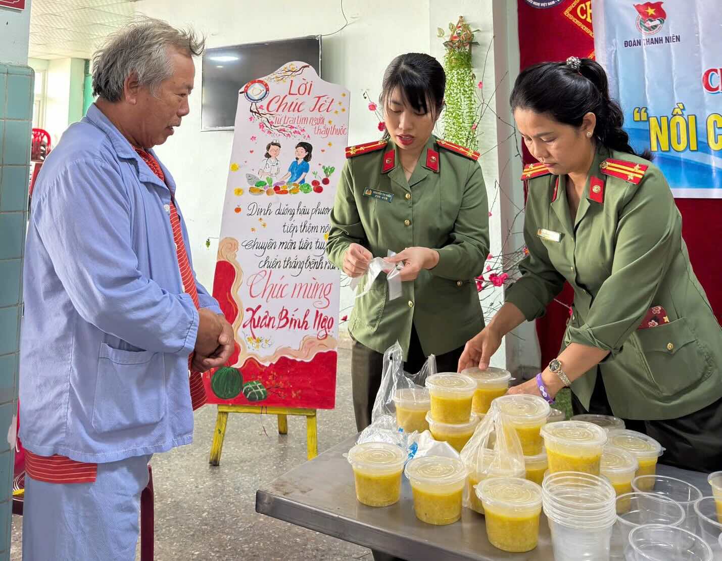 A pot of charity porridge reaches patients in Quang Tri. Photo: Quang Tri Police