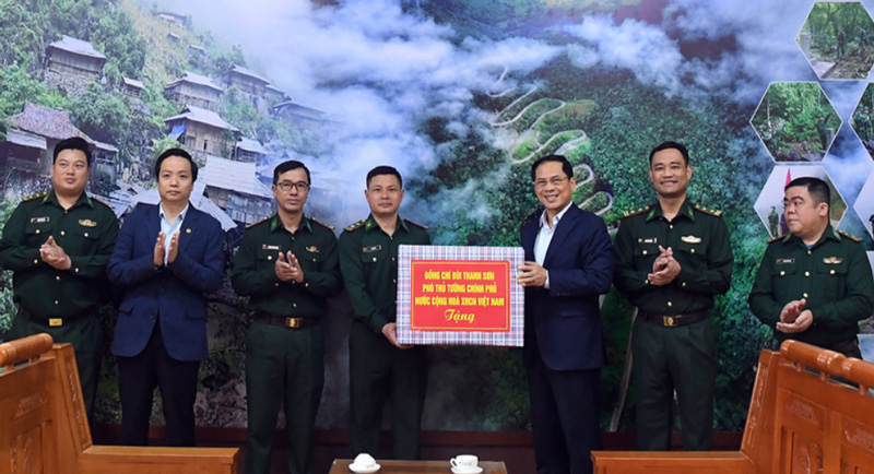 Phó Thủ tướng Bùi Thanh Sơn đến thăm, tặng quà cán bộ, chiến sĩ Đồn biên phòng Xuân Trường, tỉnh Cao Bằng. Ảnh: VGP/Hải Minh  