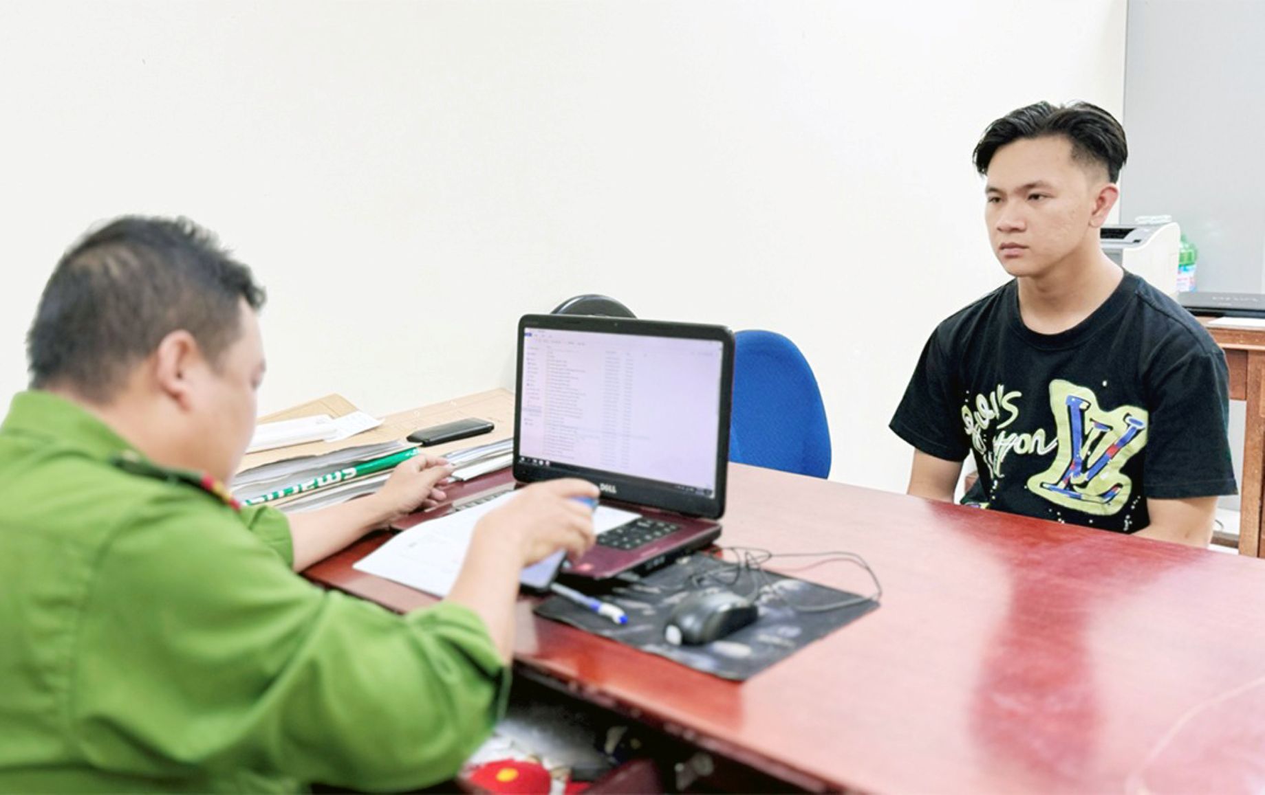 At the Police Agency, suspect Tran Hong Phat confessed to smashing people's houses. Photo: Vu Tien
