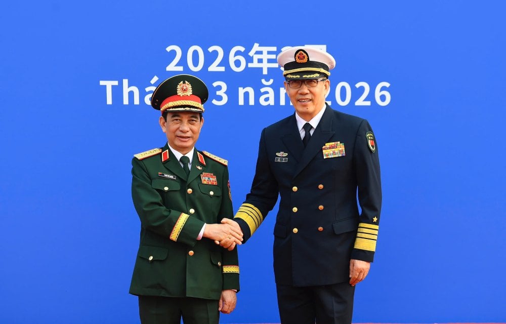 General Phan Van Giang - Minister of National Defense of Vietnam and Senior Lieutenant General Dong Jun - Minister of National Defense of China. Photo: Tuan Huy