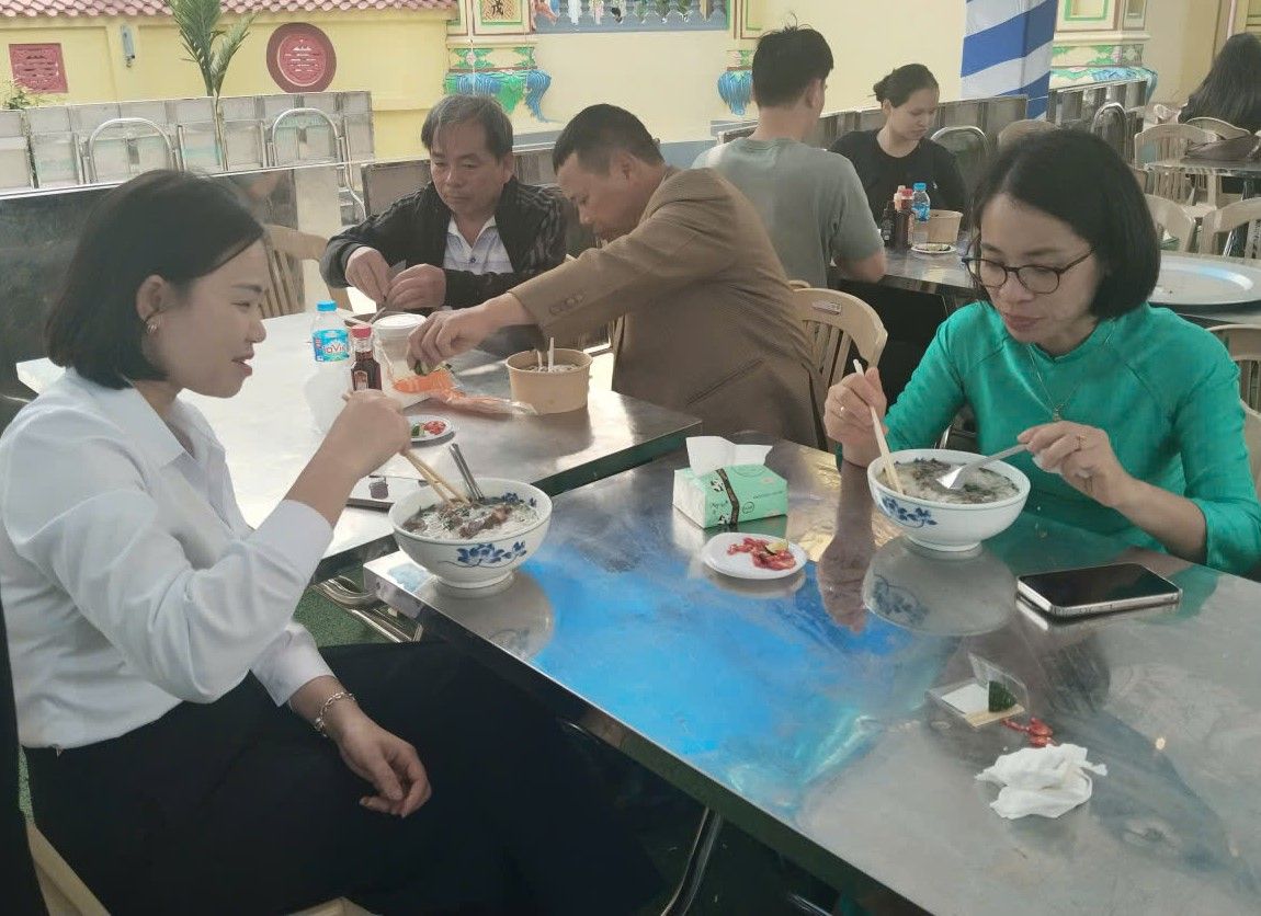 Người dân và du khách thưởng thức những bát phở Ảnh: Diệu Anh