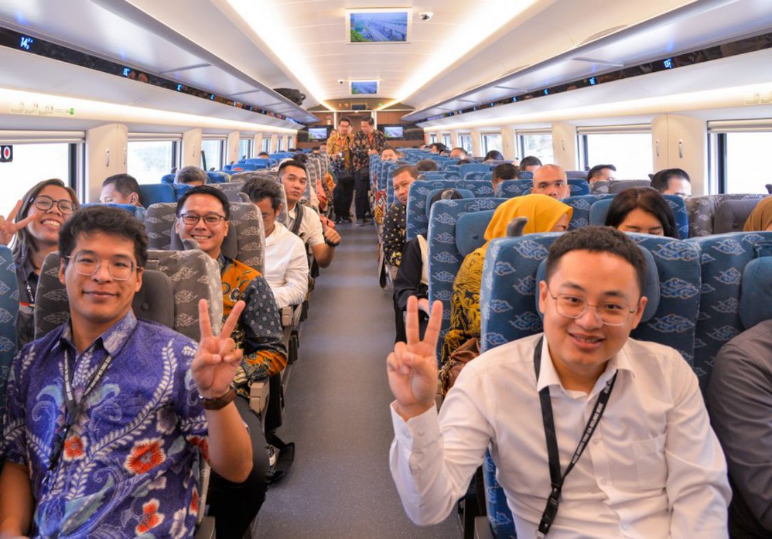 According to a recent survey, the top 3 factors creating workplace happiness for Indonesian workers are colleagues, workplace and work meaning. Photo: Xinhua