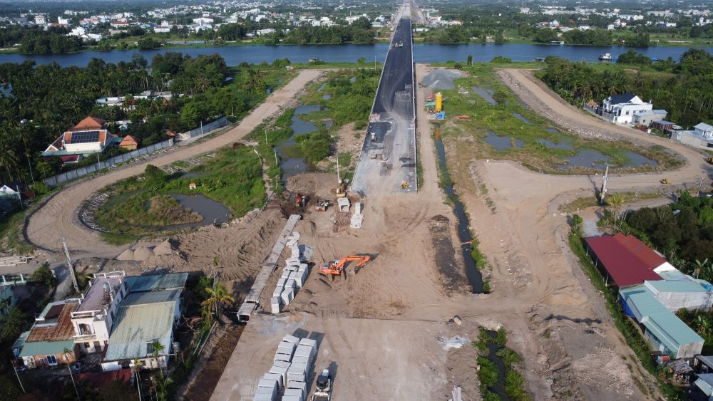 Cây cầu đã đang hoàn thành việc thảm nhựa. Ảnh: Đình Trọng