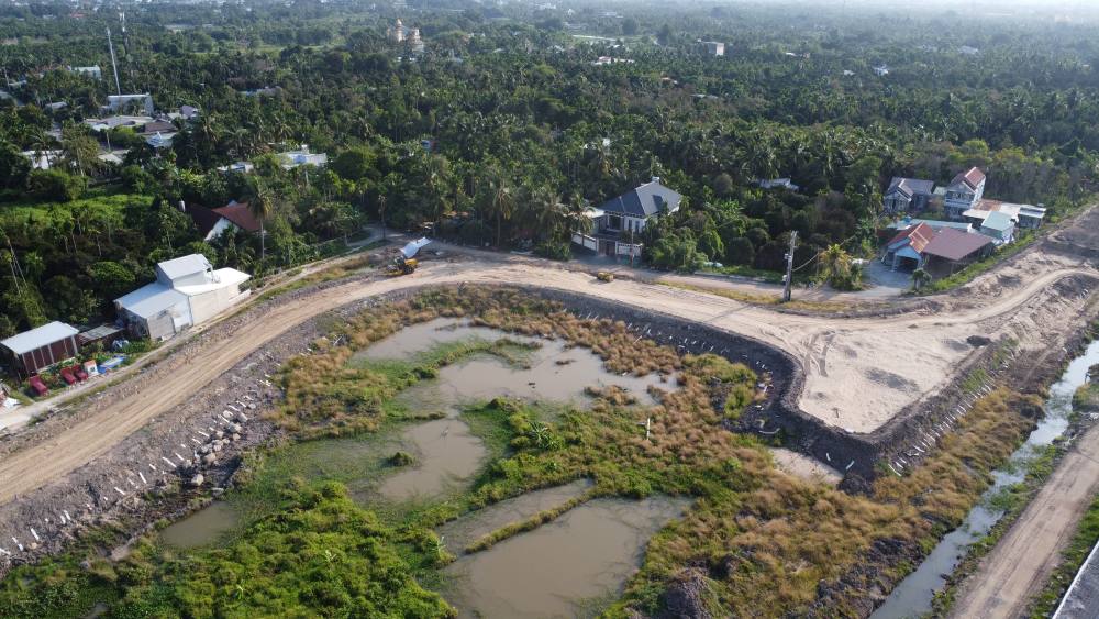 Đường dẫn lên cầu và đường gom hai bên đang được đắc đất lu lèn. Ảnh: Đình Trọng