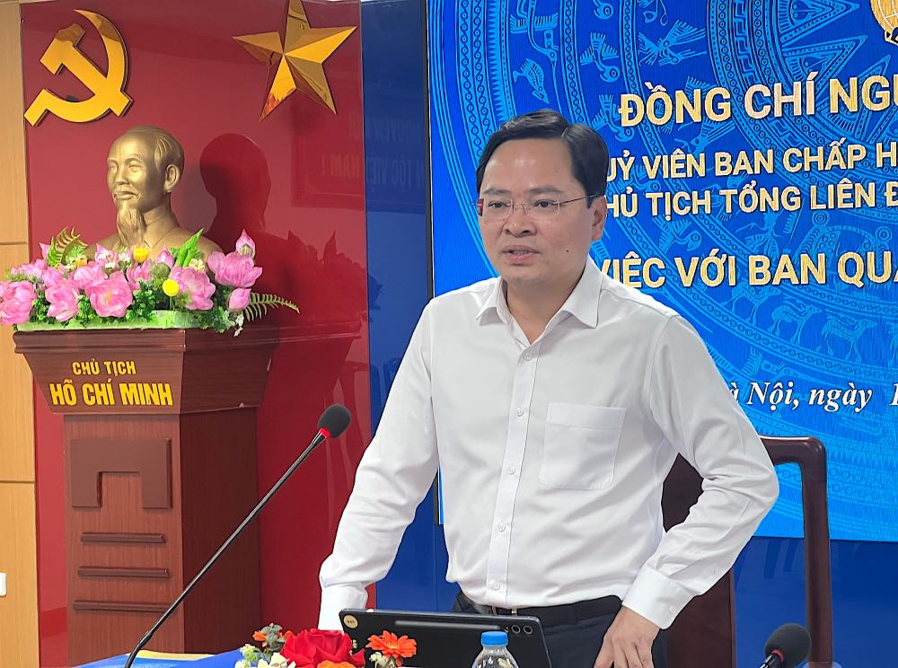 응우옌안뚜언 당 중앙위원회 위원, 베트남 노동총연맹 위원장이 노동조합 프로젝트 관리위원회와의 업무 회의를 주재하고 있습니다. 사진: 프엉안