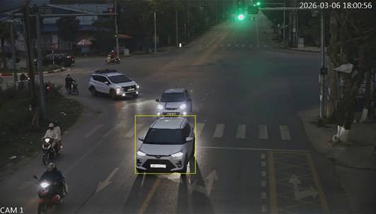 Car crushes line on Hoang Hoa Tham street, Da Mai ward, Bac Ninh province. Photo: Traffic Police Department of Bac Ninh Provincial Police