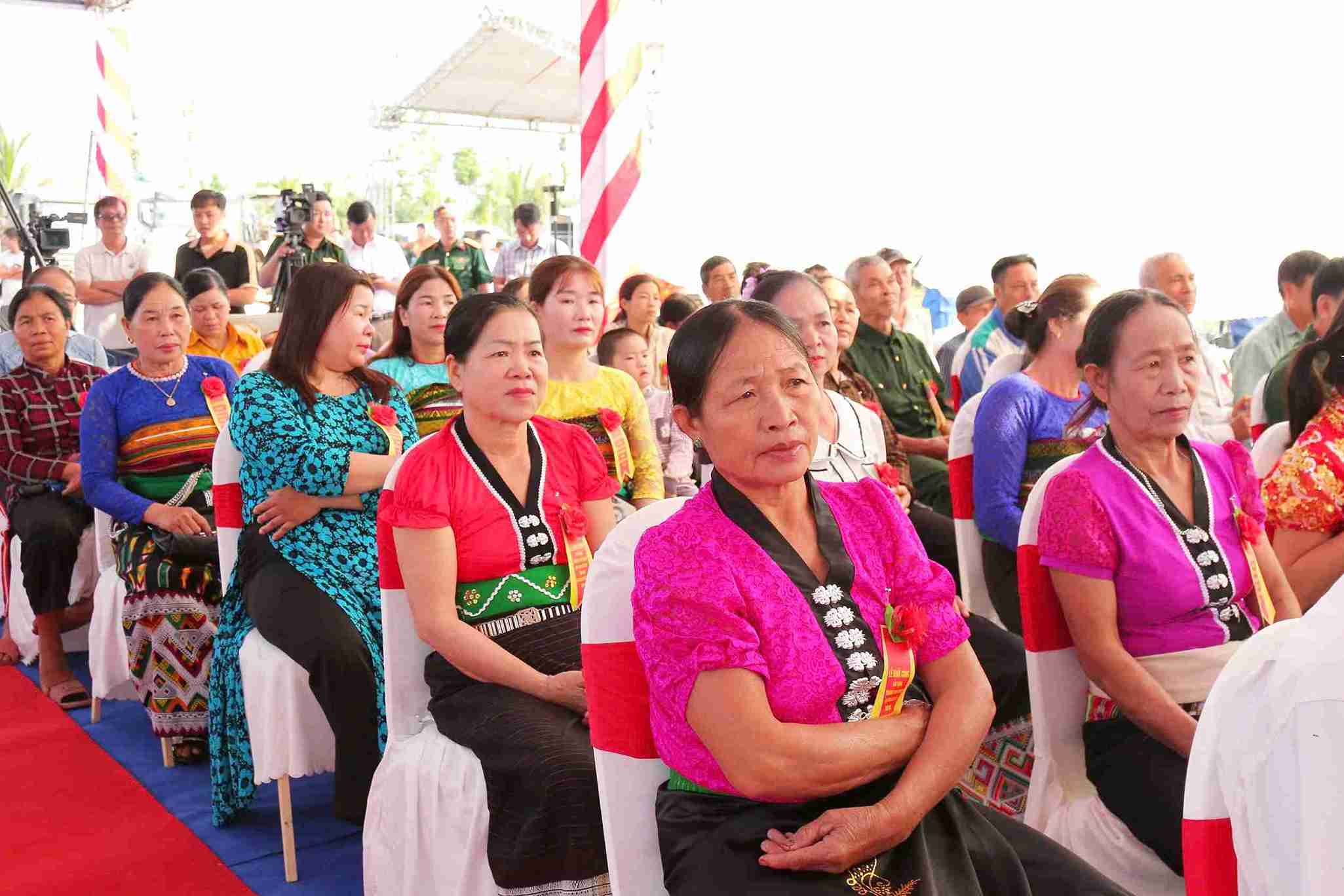 Bà con Nhân dân xã Đắk Wil dự lễ khởi công trường phổ thông nội trú liên cấp. Ảnh: Phúc Khánh 