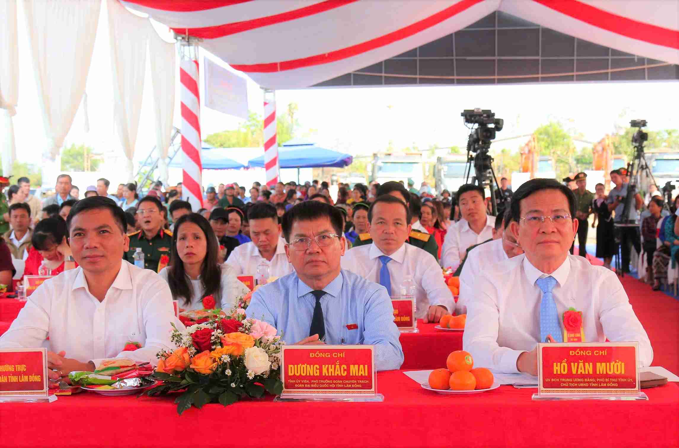 Các đại biểu dự lễ khởi công trường phổ thông nội trú liên cấp tại xã Đắk Wil. Ảnh: Phúc Khánh 