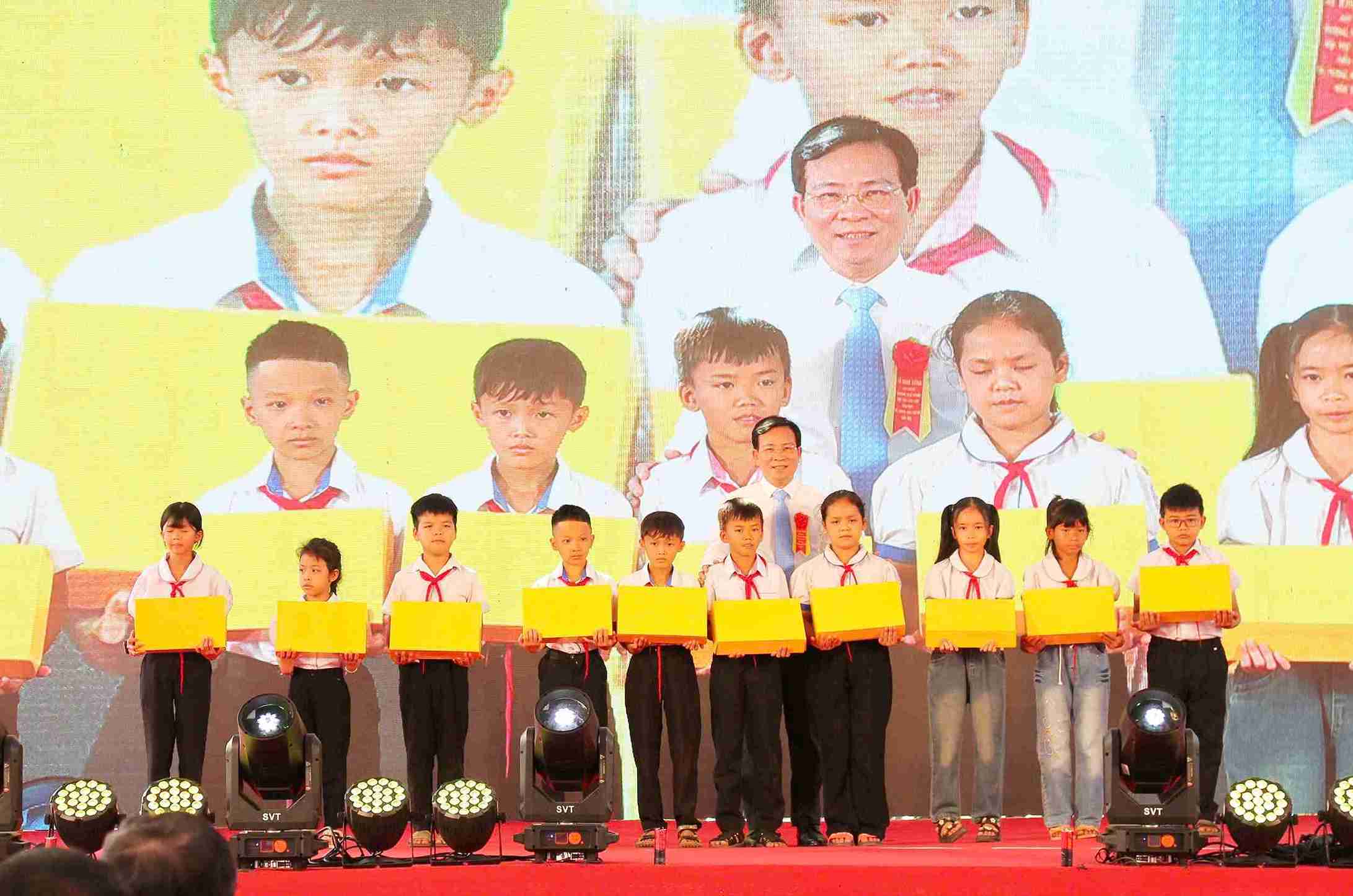 Lãnh đạo tỉnh Lâm Đồng tặng quà cho học sinh vượt khó học giỏi. Ảnh: Phúc Khánh 