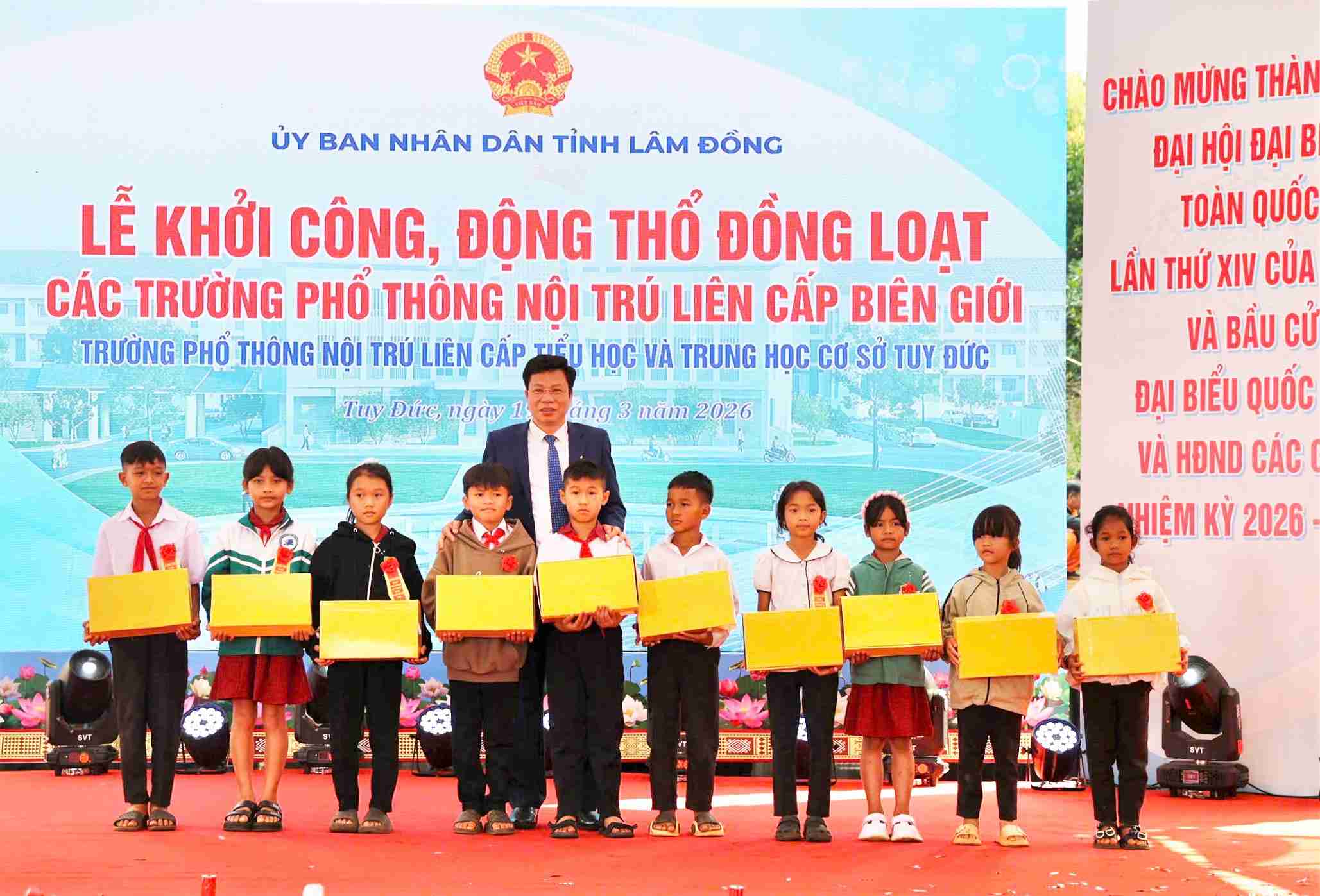 Ông Lưu Văn Trung, Phó Bí thư Tỉnh ủy, Chủ tịch HĐND tỉnh Lâm Đồng tặng quà cho học sinh xã Tuy Đức. Ảnh: Phúc Khánh 