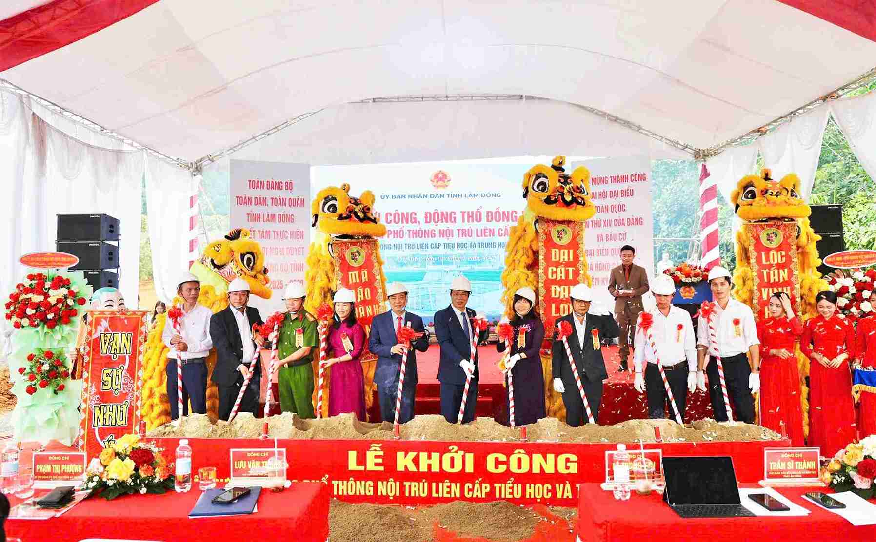 Lãnh đạo tỉnh Lâm Đồng thực hiện nghi thức khởi công dự án tại xã Tuy Đức. Ảnh: Phúc Khánh 