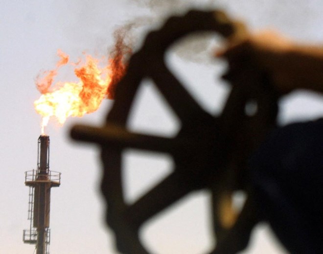 Iraqi workers are installing pipelines at the Iraq - Turkey oil pipeline in Kirkuk. Photo: AFP