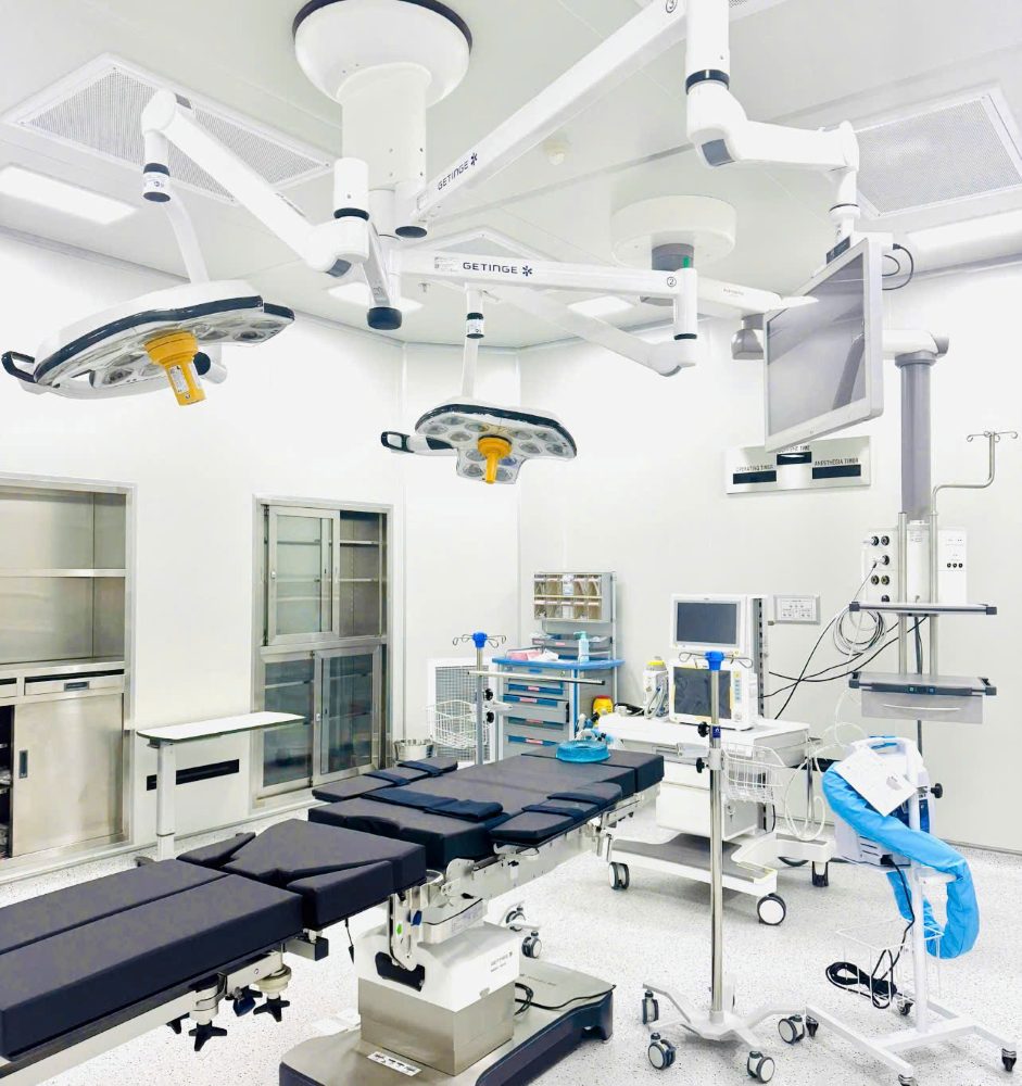 Ngoài ra, bệnh viện còn vận hành hệ thống 4 phòng mổ với trang thiết bị hiện đại cùng trung tâm tiệt khuẩn công nghệ cao đảm bảo an toàn tối đa cho bệnh nhân.