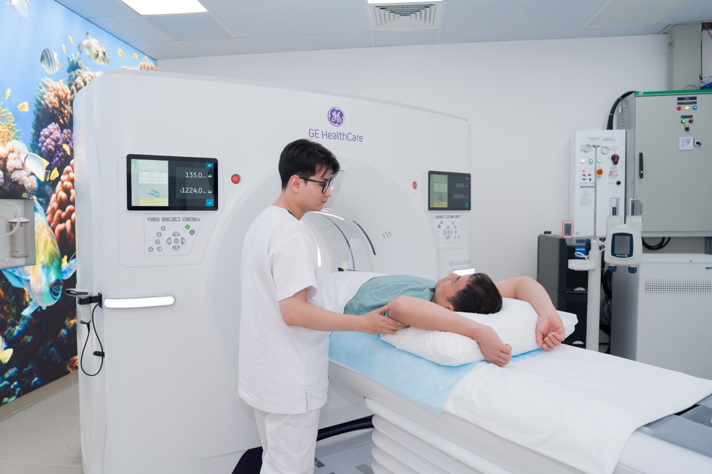 Bên cạnh đó, bệnh viện còn sở hữu hệ thống CT 512 lát cắt của GE Healthcare (Mỹ) với tốc độ quét siêu nhanh, có thể chụp toàn thân chỉ trong 3 giây. Thiết bị giúp giảm thiểu tối đa liều tia xạ nhưng vẫn đảm bảo độ phân giải cao, đặc biệt hiệu quả trong chẩn đoán các bệnh lý tim mạch và mạch máu phức tạp.