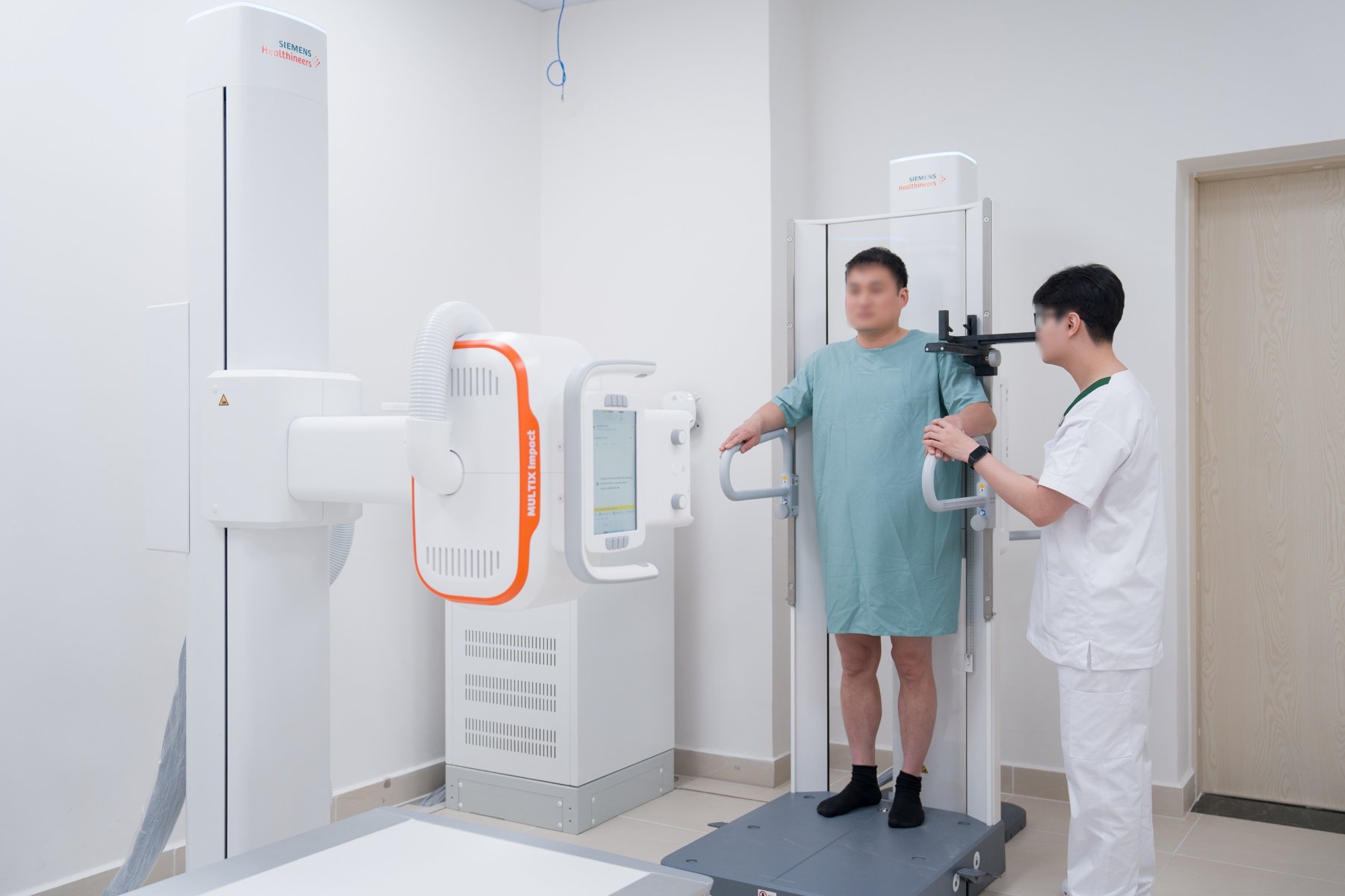 Ảnh 5: Hệ thống X-quang tiên tiến, tiêu biểu là máy Multix Impact Ortho, cho phép chụp chi tiết phổi, toàn trục cột sống và xương chi dưới. Nhờ chất lượng hình ảnh rõ nét, thiết bị hỗ trợ hiệu quả trong việc phát hiện và theo dõi nhiều bệnh lý ở các chuyên khoa khác nhau.