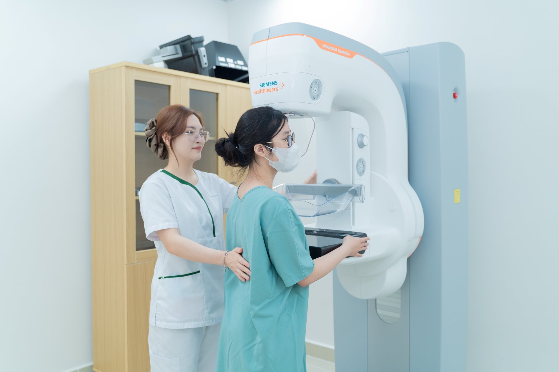 Hệ thống nhũ ảnh MAMMOMAT Revelation kết hợp với máy siêu âm Invenia ABUS Prime được ví như “cặp mắt vàng” trong tầm soát ung thư vú.