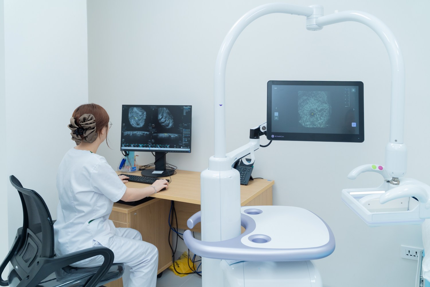 Ứng dụng AI và công nghệ hình ảnh hiện đại, bộ đôi này giúp phát hiện chính xác các tổn thương từ rất sớm, đồng thời giảm đau và khó chịu, mang lại trải nghiệm nhẹ nhàng hơn cho người bệnh.