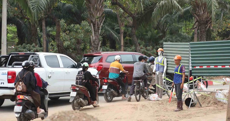 Hà Nội: Rào chắn, đào đường thi công cống ngầm khẩn cấp