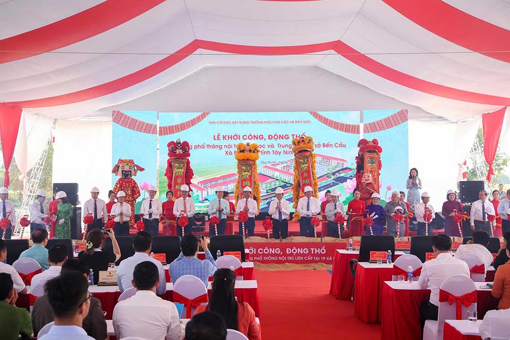 Nghi thức động thổ dự án trường nội trú liên cấp phục vụ học sinh vùng biên. Ảnh: Giang Phương