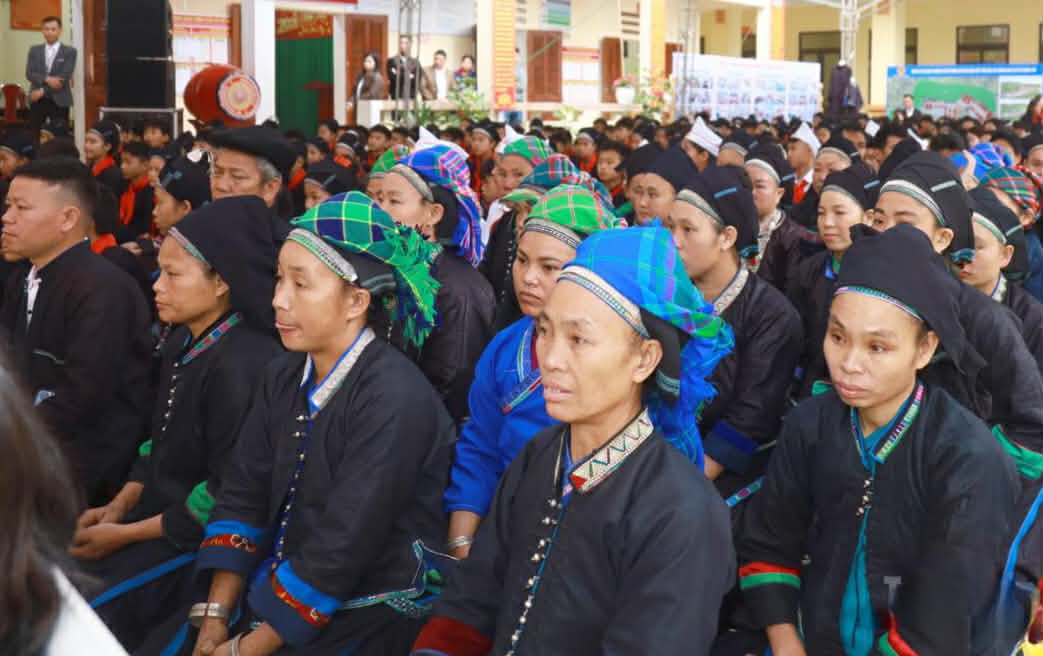 Đông đảo người dân địa phương có mặt tại lễ khởi công các dự án trường biên giới. Ảnh: Văn Long