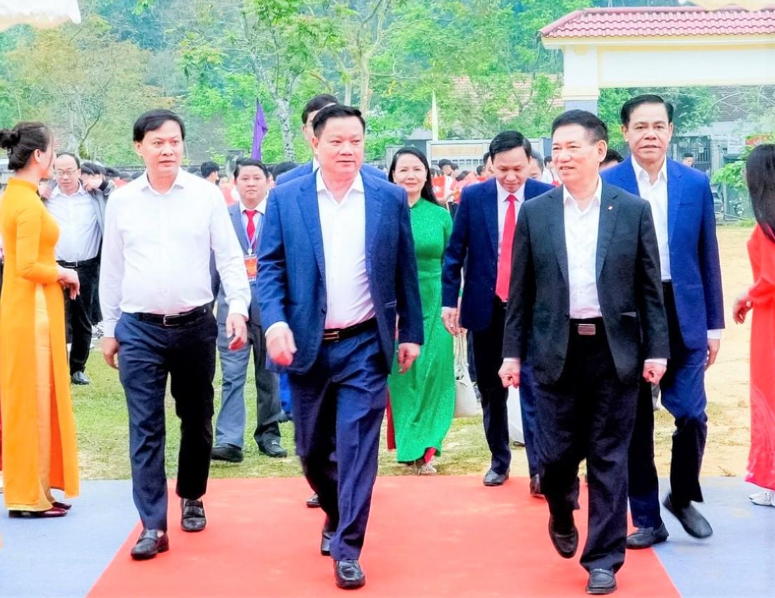 Deputy Prime Minister Ho Duc Phoc, Provincial Party Secretary Nguyen Khac Than, Chairman of Nghe An Provincial People's Committee Vo Trong Hai attended the groundbreaking ceremony of 11 inter-level boarding schools in the border region. Photo: Pham Bang
