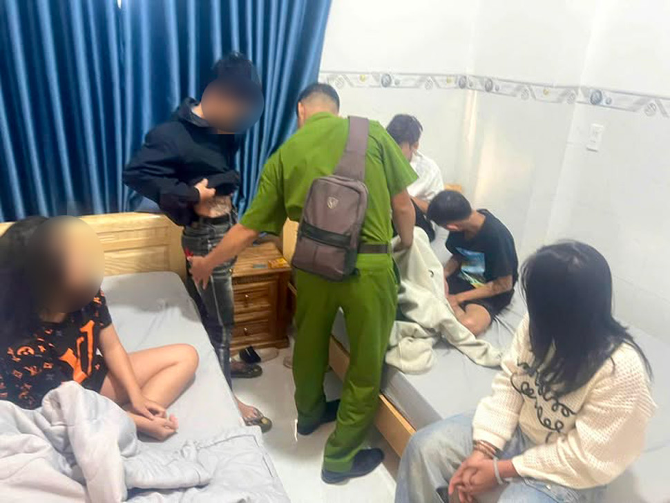 Công an phát hiện nhóm của Hoàng cùng 2 bé gại tại một nhà nghỉ ở xã Bình Dương, Gia Lai. Ảnh: Công an