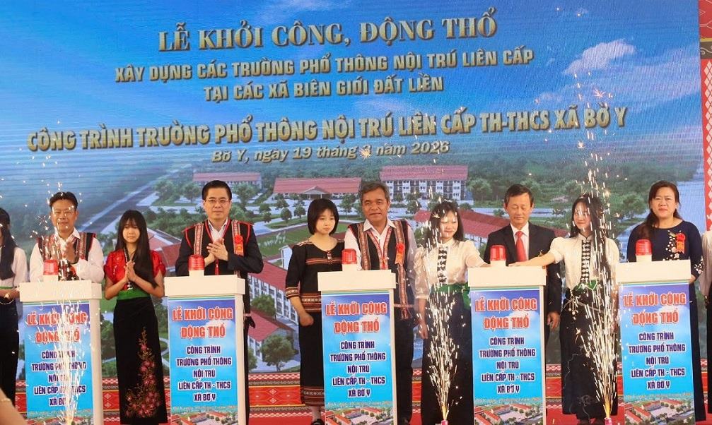 Leaders of ministries, branches and Quang Ngai province perform the groundbreaking ceremony for the construction of the inter-level boarding general education school in Bo Y border commune. Photo: Dong Giang