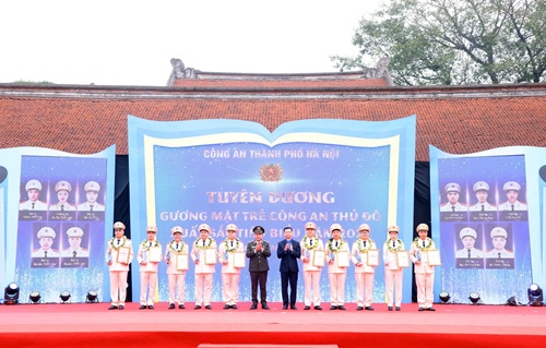 Hanoi Police commend 10 typical young faces. Photo: CAHN