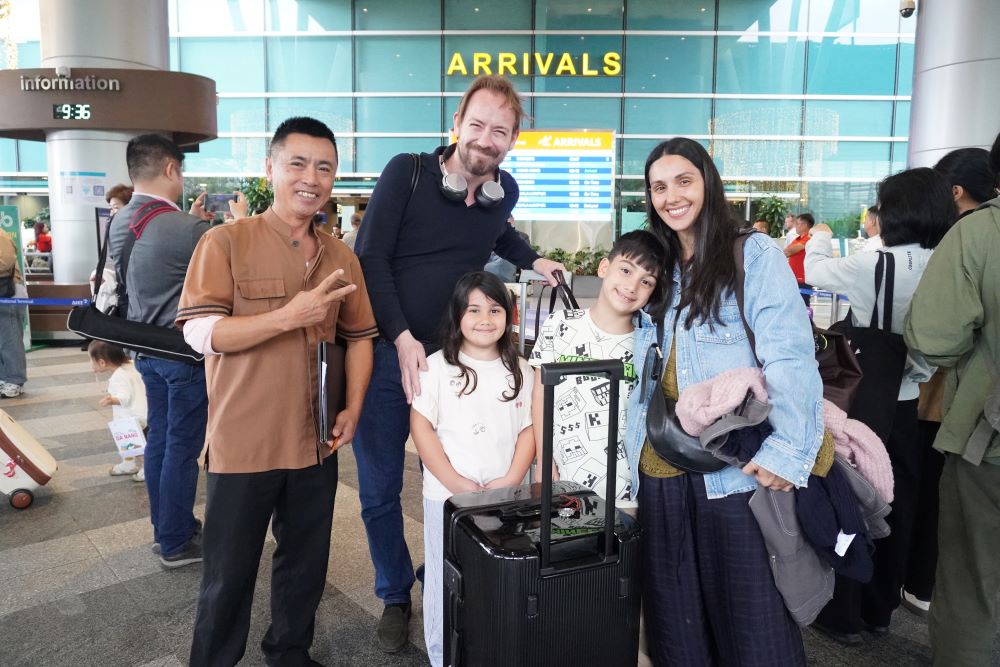 Khách quốc tế được chào đón tại sân bay Đà Nẵng. Ảnh: Trần Thi