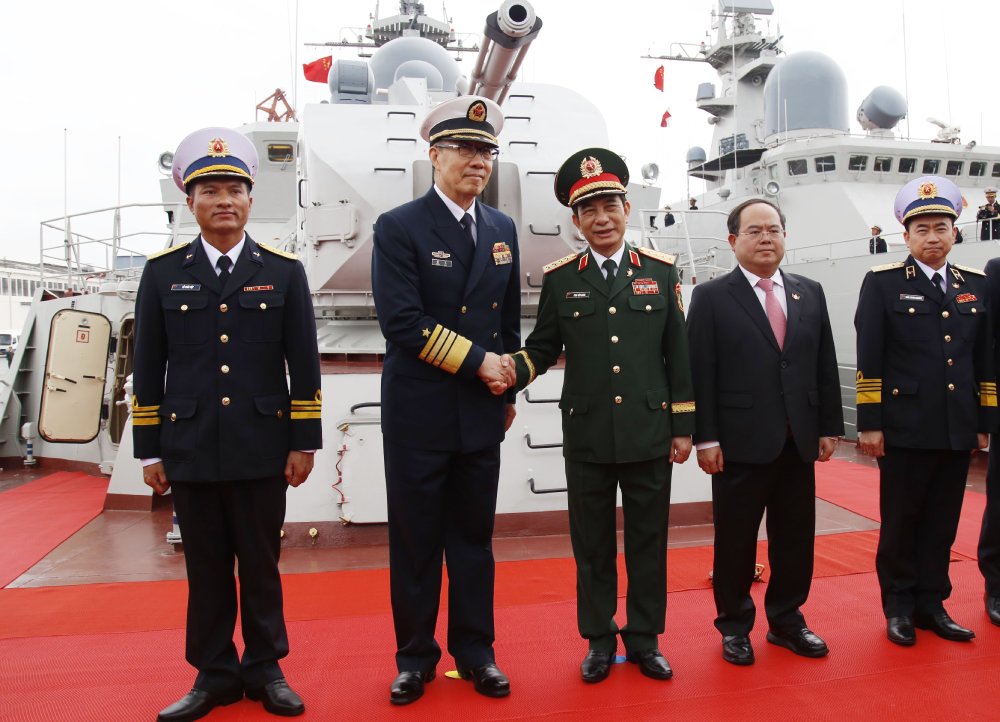 Defence Ministers of Vietnam and China and delegates take souvenir photos on Ship 015. Photo: Hoang Dieu