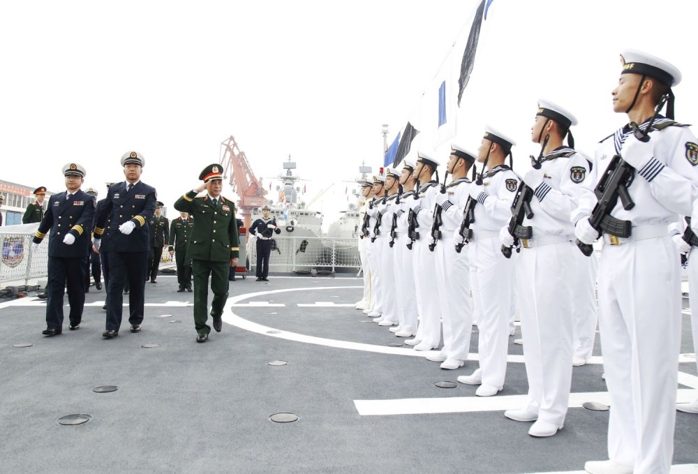 Bộ trưởng Phan Văn Giang duyệt đội danh dự trên Tàu 568 của Hải quân Trung Quốc