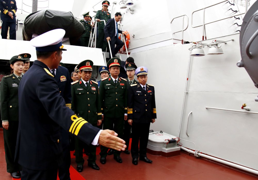 Đại tướng Phan Văn Giang, Thượng tướng Đổng Quân và đoàn đại biểu Bộ Quốc phòng hai nước tham quan Tàu 015. Ảnh: Hoàng Diệu