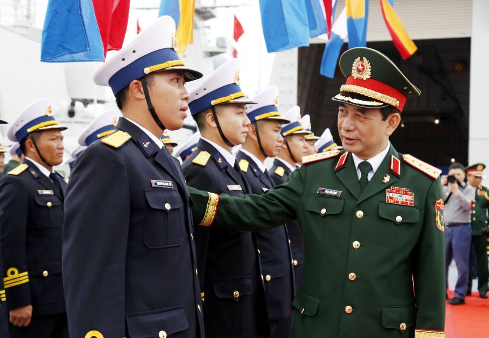 Đại tướng Phan Văn Giang động viên thủy thủ tàu 015 trước khi rời bến thực hiện nhiệm vụ. Ảnh: Hoàng Diệu