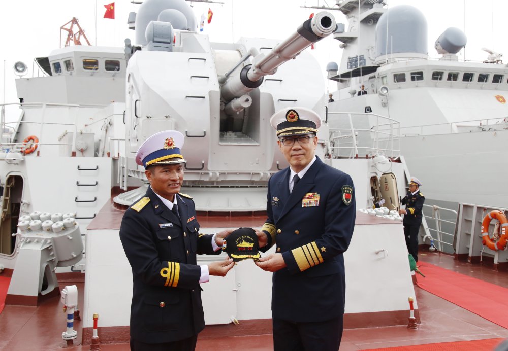 Chỉ huy Tàu 015 trao quà lưu niệm tặng Thượng tướng Đổng Quân