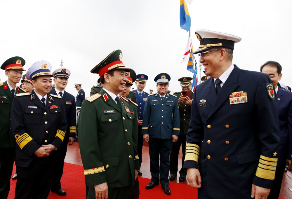 Hai Bộ Trưởng trao đổi khi tham quan Tàu 015. Ảnh: Hoàng Diệu