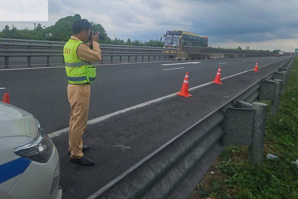 Lực lượng Cảnh sát giao thông làm nhiệm vụ trên tuyến cao tốc. Ảnh: Cục CSGT