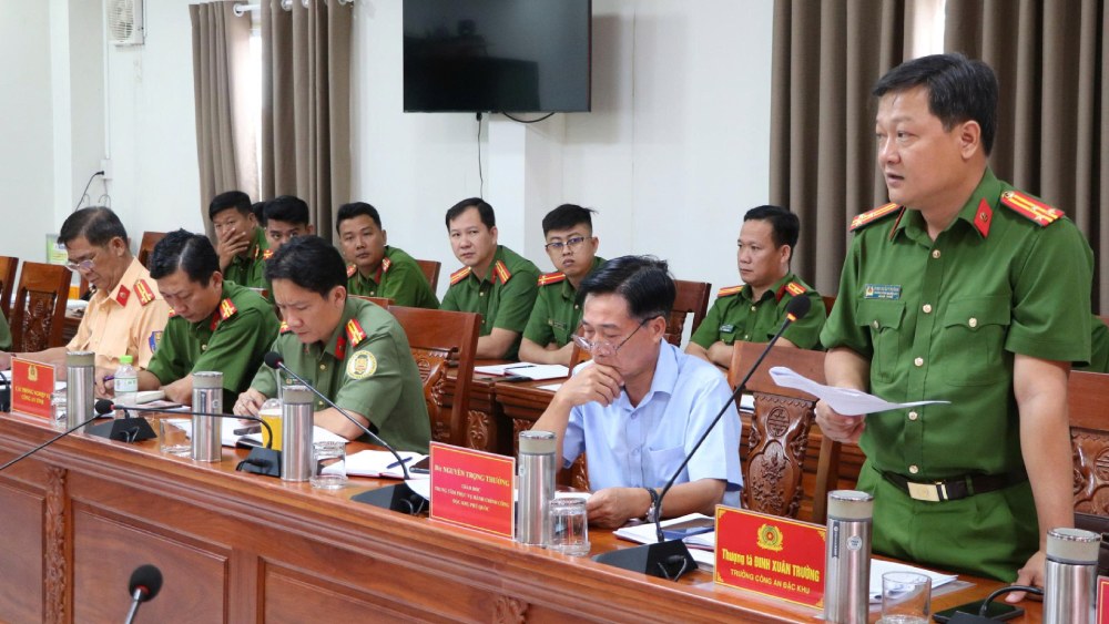 Đại biểu phát biểu ý kiến tại buổi làm việc. Ảnh: Tiến Dũng