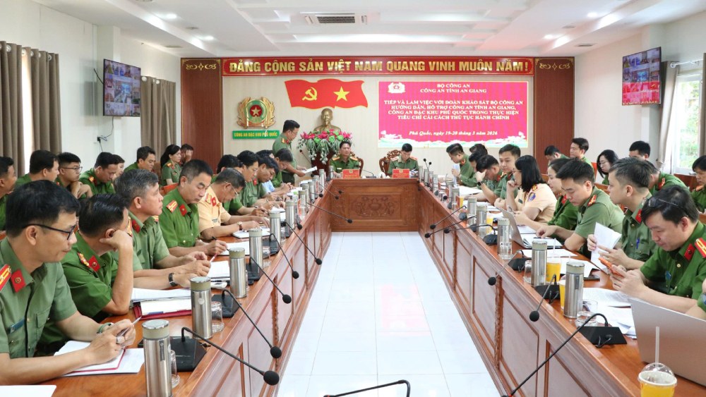 An Giang Provincial Police organized to receive and work with the survey delegation of the Department of Legal Affairs and Administrative Reform, Justice - Ministry of Public Security. Photo: Tien Dung