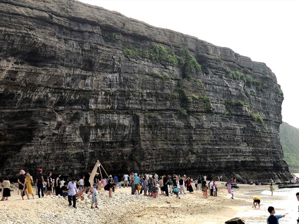 Đặc khu Lý Sơn được ví như thỏi nam châm thu hút khách du lịch đến với Quảng Ngãi. Ảnh: Viên Nguyễn